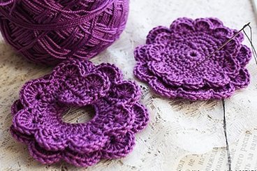 Цветочки фиолетовые вязаные крючком