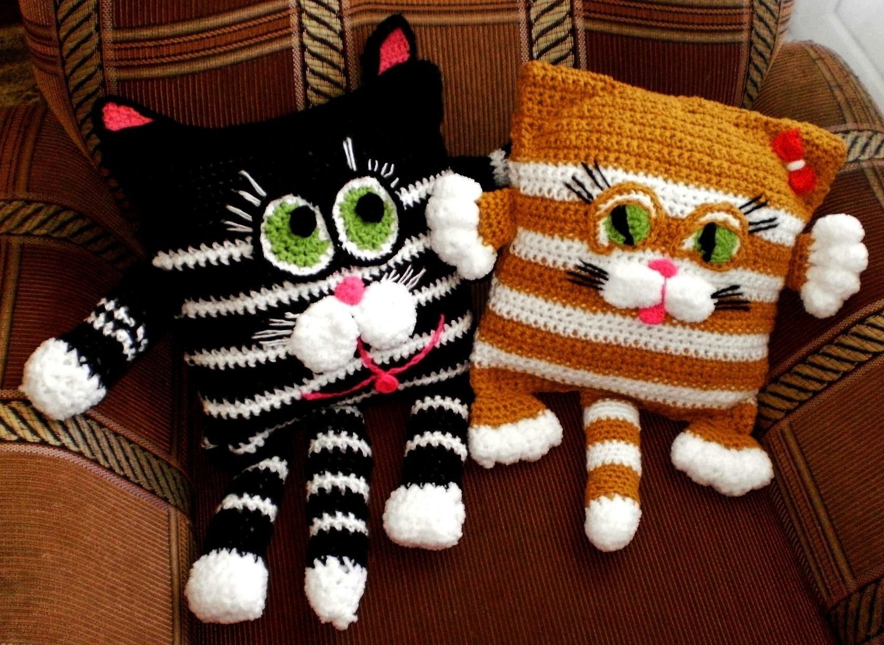 Вязаные подушки игрушки крючком коты